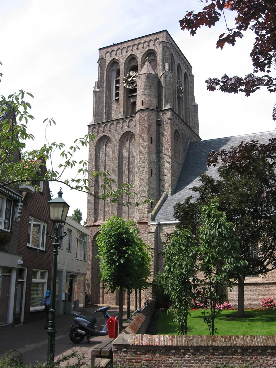 De Domkerk en karakteristieke bakstenen gevels in het centrum van De Lier