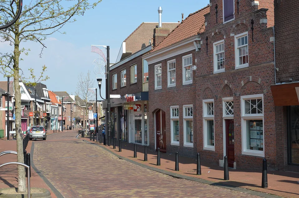 Bakstenen gevels en bovenwoningen aan de Hoofdstraat in De Lier