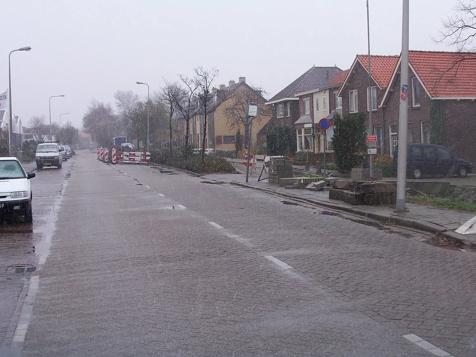 Oudere bakstenen woningen met pannendaken langs de Lierweg in De Lier