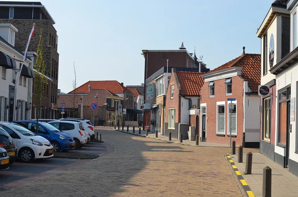 Oudere bakstenen gevels aan de Rembrandtstraat in Naaldwijk