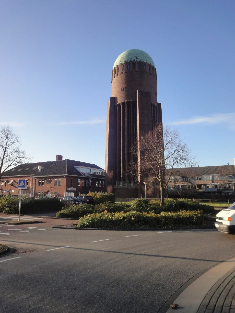 De bakstenen watertoren tussen woningen in Naaldwijk