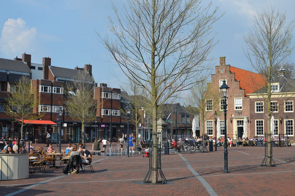 Het Wilhelminaplein met historische gevels en het oude raadhuis in Naaldwijk