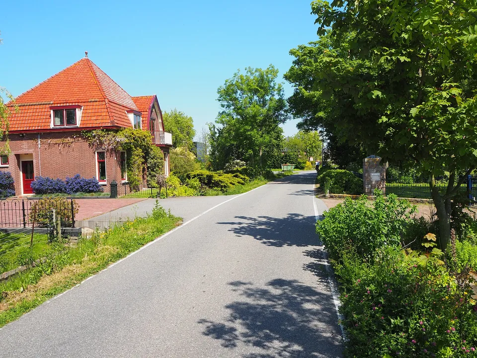 Oudere woning met rood pannendak en tuin aan de Oude Campsweg bij De Lier